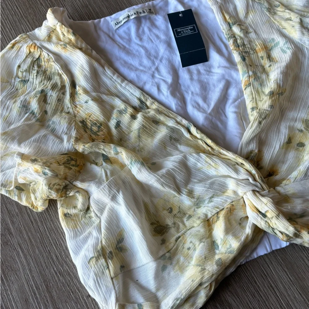 NWT Abercrombie & Fitch Knot-Front Flutter Sleeve Top - Picture 8 of 8